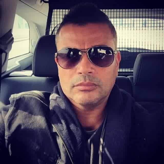 عمرو دياب داخل سيارتة