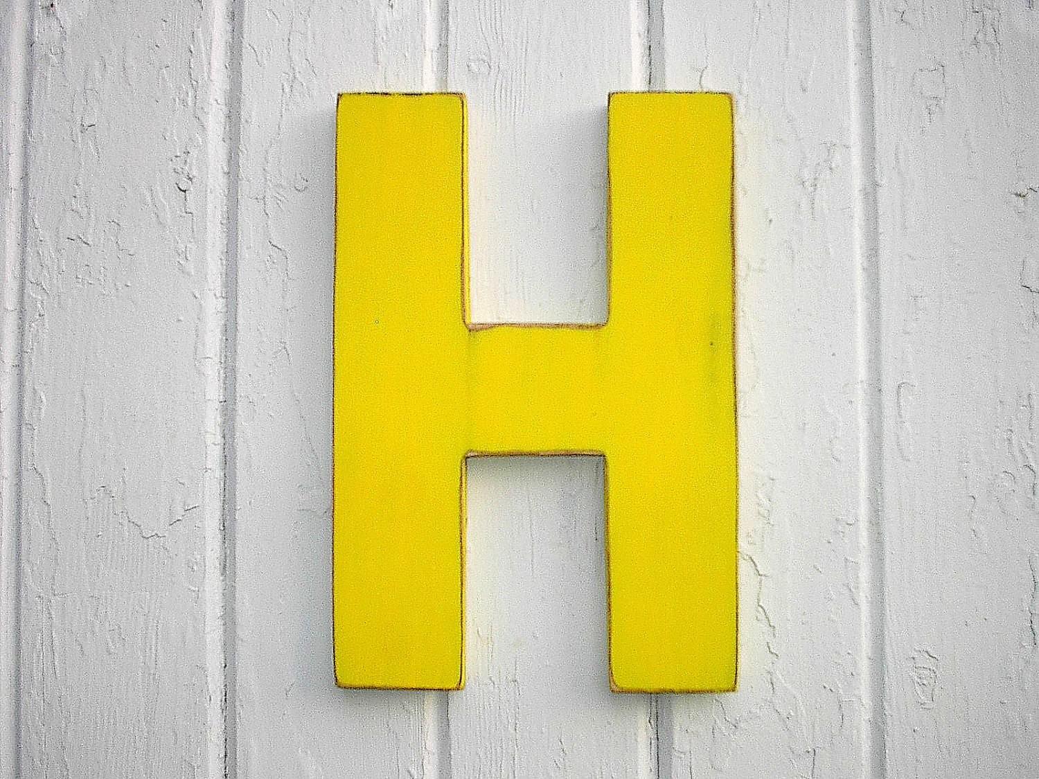 حرف h على الحائط