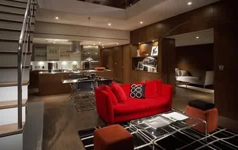 اضافة كنب بلون الاحمر يظهر جمال الغرفة