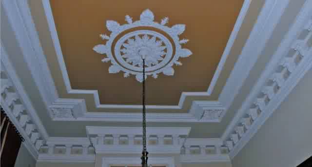 ديكور مجسم بلون ابيض مع لون داكن