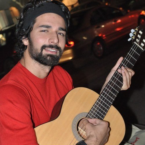 احمد حاتم يعزف على الجيتار