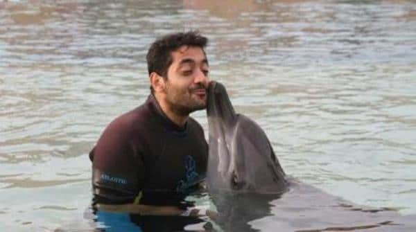 احمد فلوكس يلعب مع الدولفن