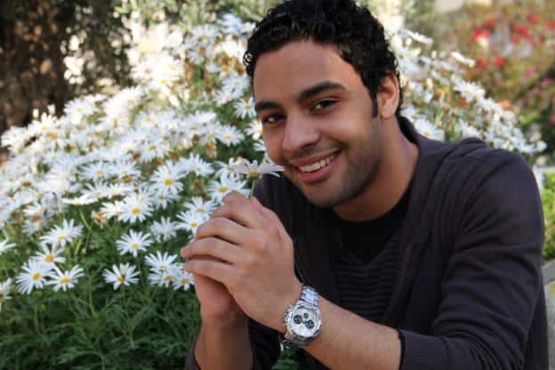 الفنان أحمد جمال بين الورود
