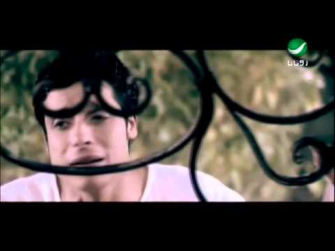 الفنان عامر منيب فى احدى أغانية