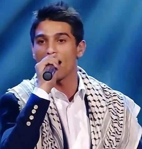 النجم محمد عساف بيغنى على المسرح
