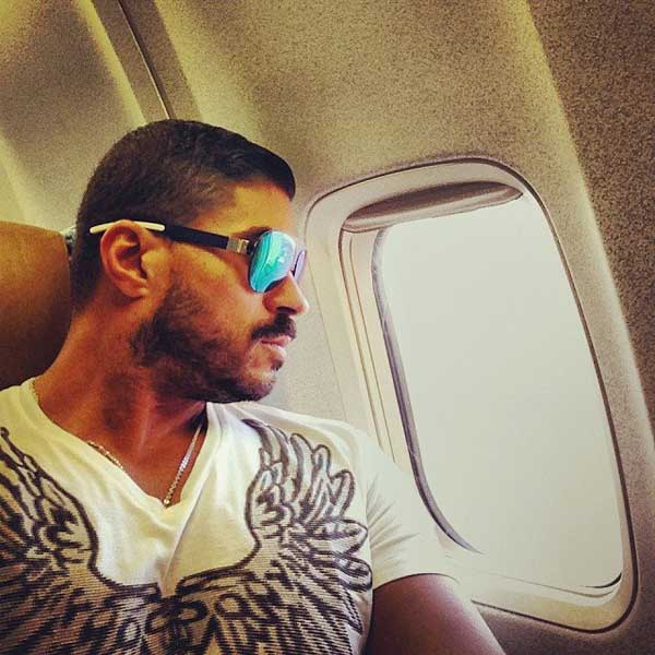 صورة لخالد سليم فى الطائرة