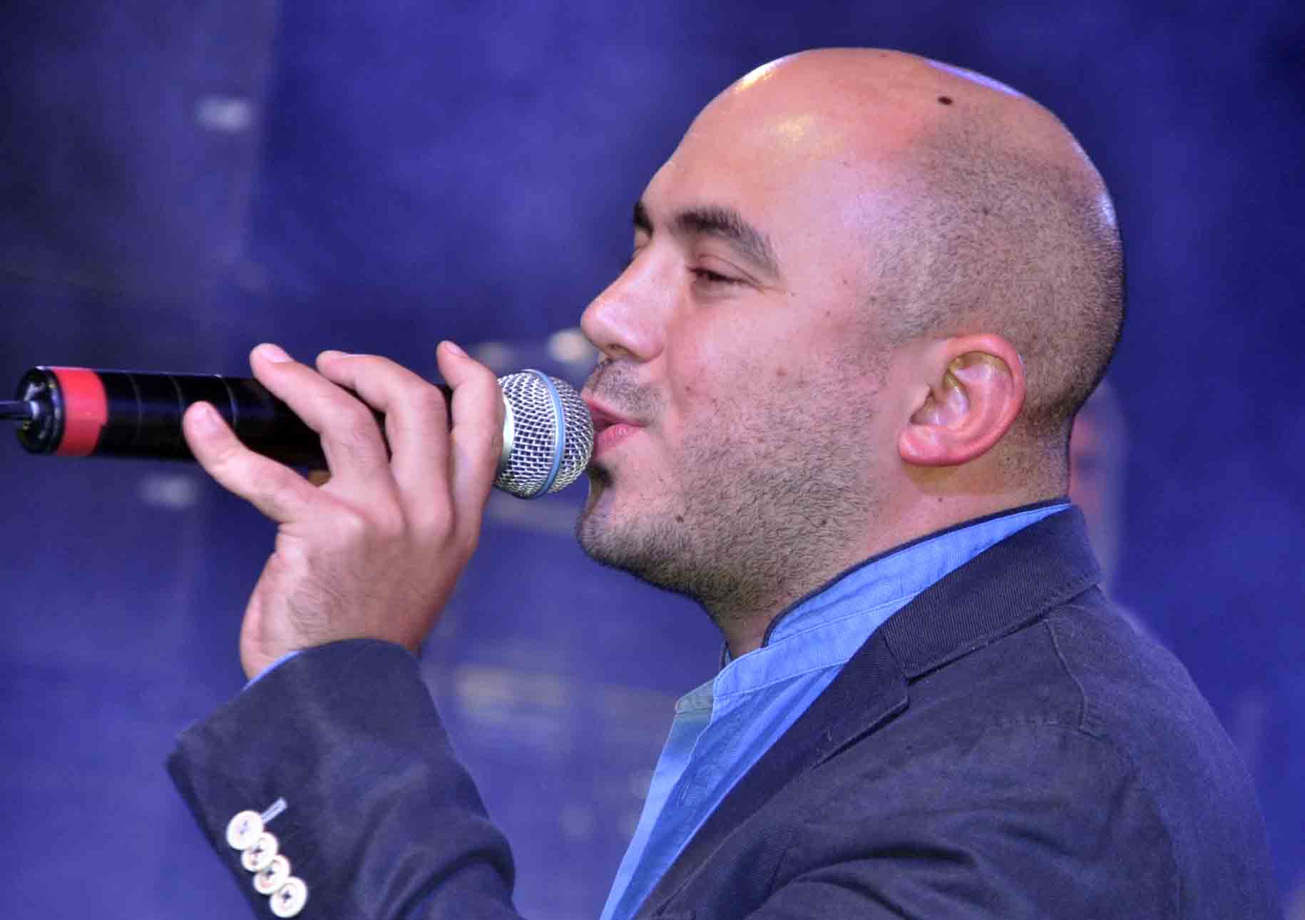 صورة للفنان محمود العسيلي فى احدى حفلاتة