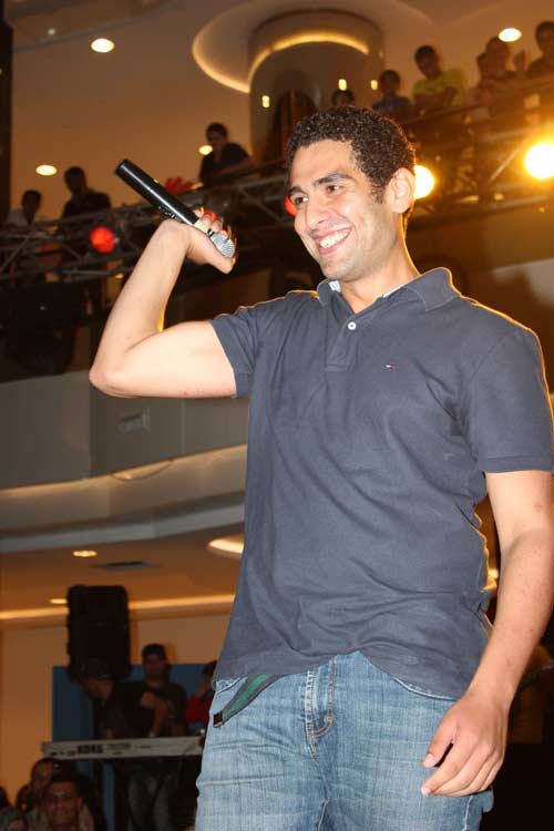 محمد كيلانى فى حفلة غناء