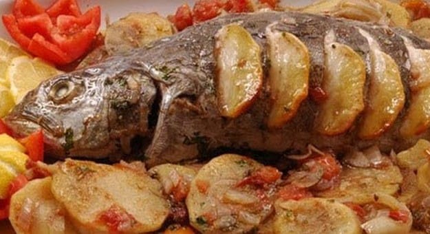 السمك بالبطاطس والزيتون