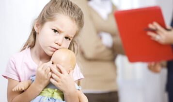أسباب إكتئاب الأطفال وطرق علاجه