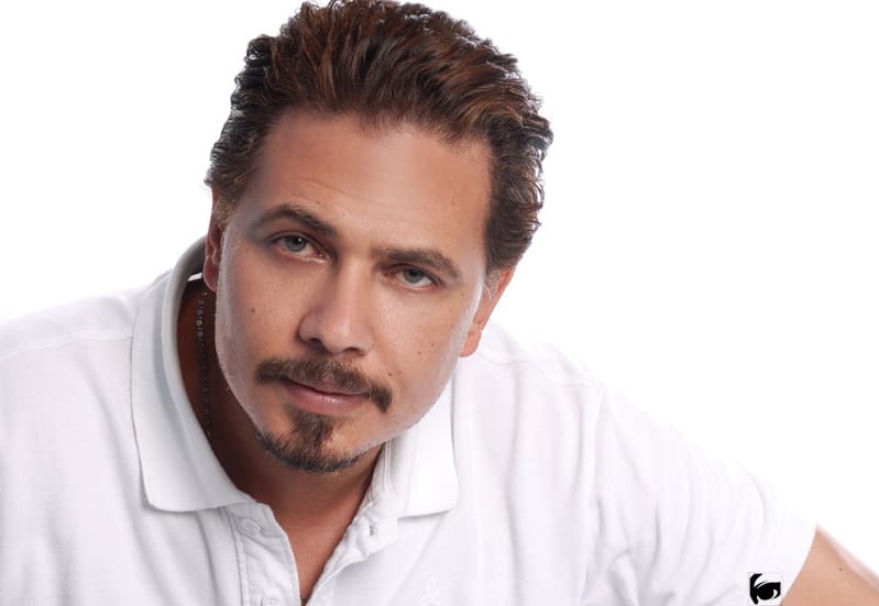 حاصل على شهادة البكالوريوس المعهد العالي للفنون المسرحية،