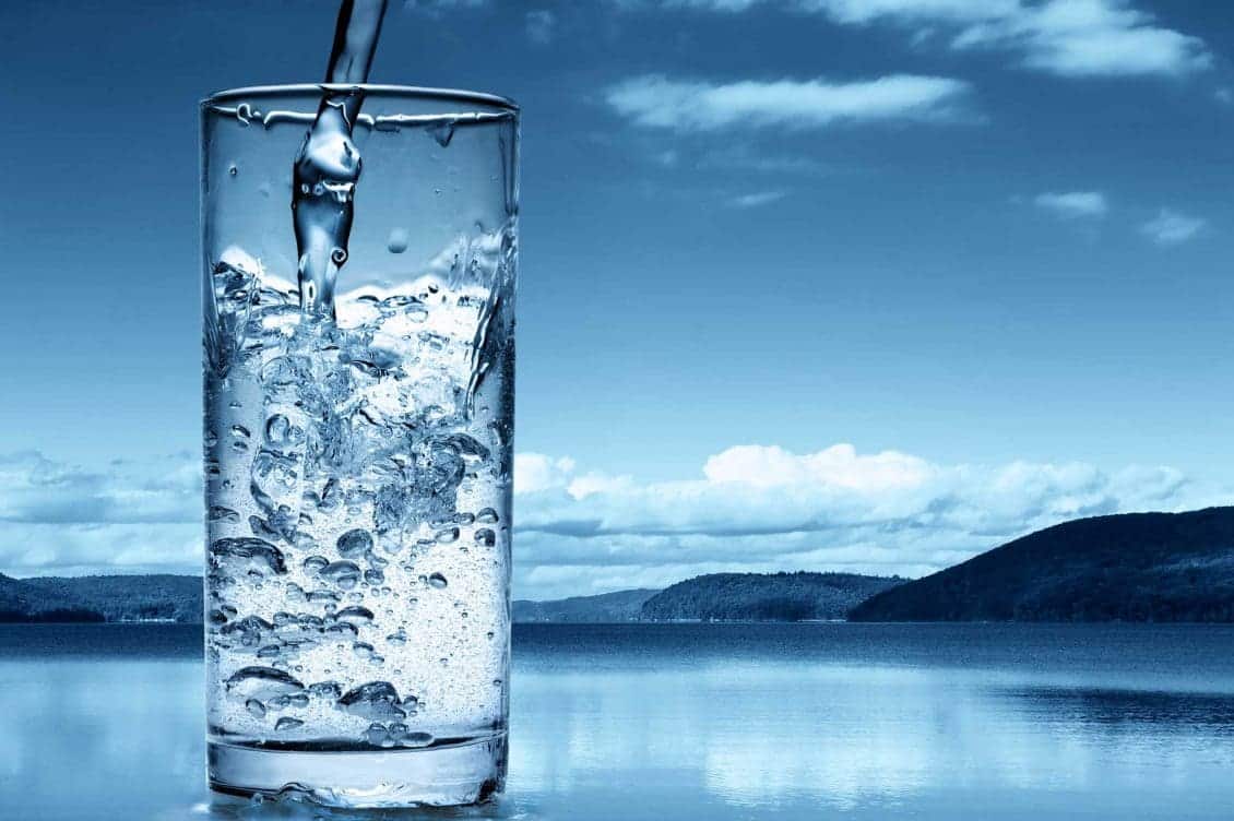 أضرار شرب الماء مع الطعام