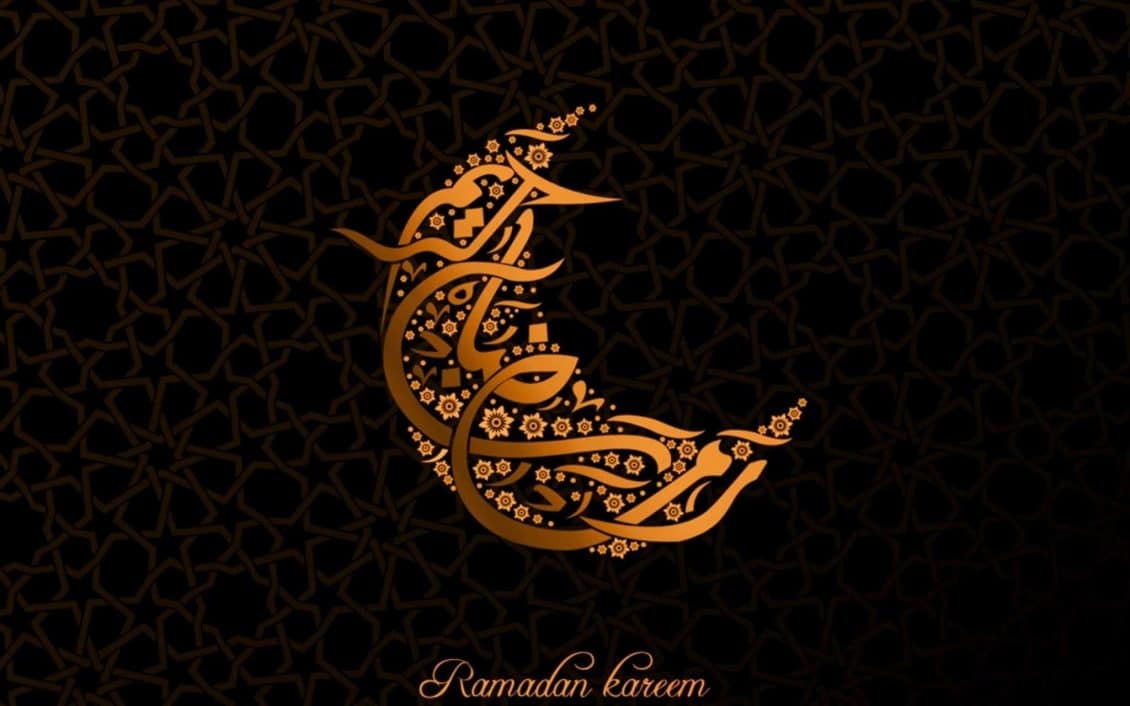 رمضان كريم على شكل هلال 