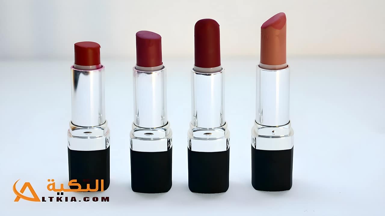 تفسير حلم أحمر الشفاه في المنام
