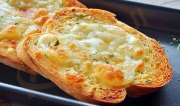 خبز بالثوم والجبنة البارميزان