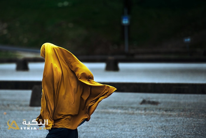 تفسير حلم المشي في الشارع بدون عباية